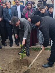 کاشت درخت درمحوطه دبستان سینا به مناسبت روزدرختکاری